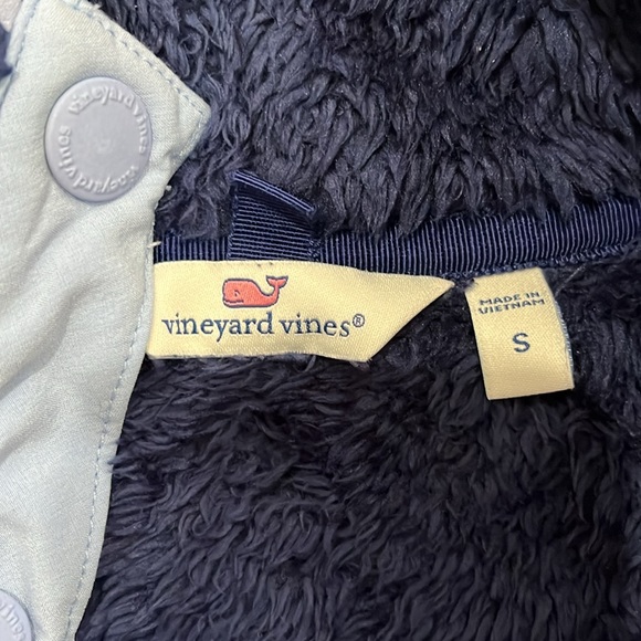 Vineyard Vines navy fleece sweater. - Picture 3 of 4